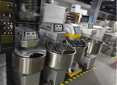 郑州面包房设备回收 回收万能烤箱 烤盘和面机回收 展示柜回收
